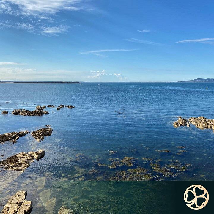 ♪ The sun is burning in the sky
Strands of clouds go slowly drifting by.